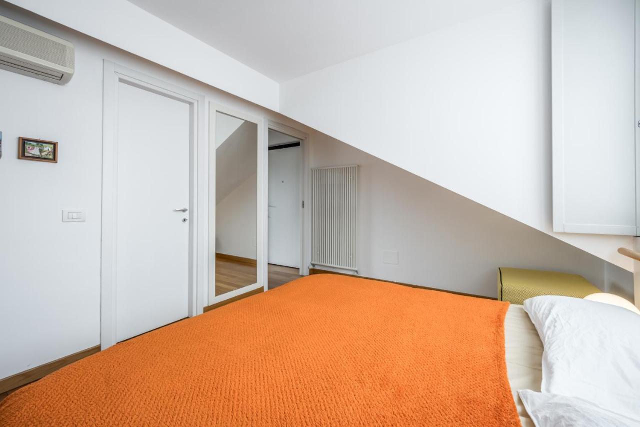 The Orange Attic - Navigli Area Apartment มิลาน ภายนอก รูปภาพ